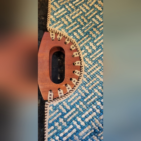 Vintage Mid Century Blue and Cream Straw Woven Handbag w/ Wooden Handles - Picture 11 of 12